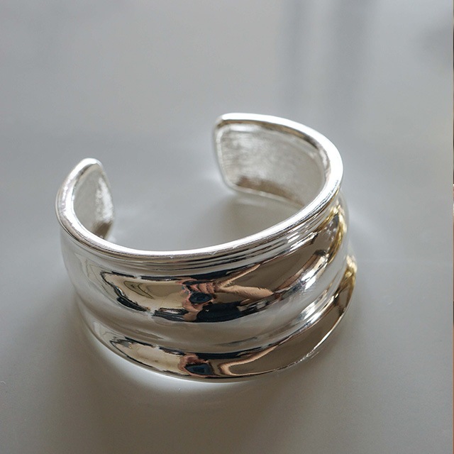 Nothing And Others / �ʥå��󥰥���ɥ������� Curve Point Bangle