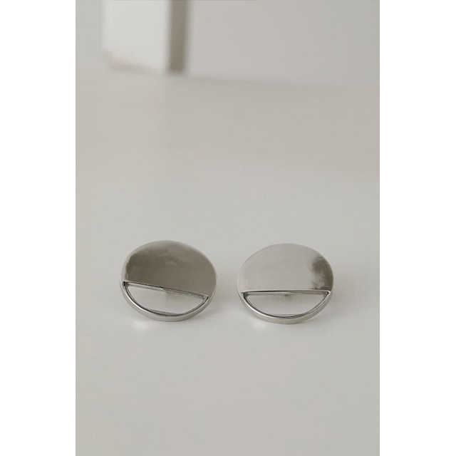 RIM.ARK / ॢ  Half clear earring