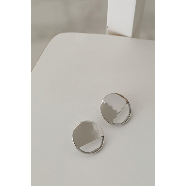 RIM.ARK / ॢ  Half clear earring