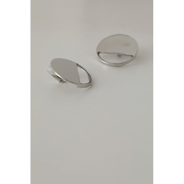 RIM.ARK / ॢ  Half clear earring