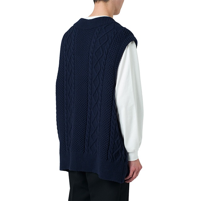 NAME. �͡���  CABLE KNIT OVERSIZED V-NECK VEST