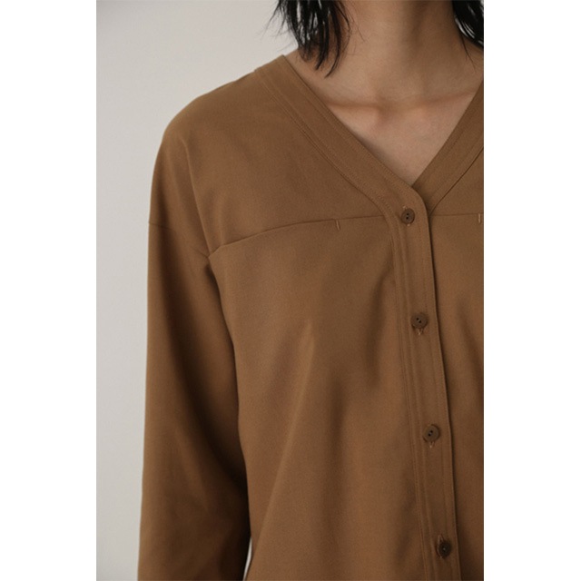 RIM.ARK / ॢ  Metal button v-neck tops