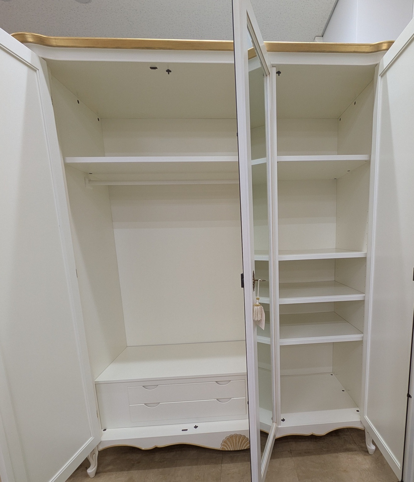 イタリア製 3ドアワードローブ パッシオーニ／アンティークホワイト+ゴールドリーフ｜TV-ST5433WAG