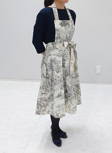 Yoli ヨリ　Apron skirt（エプロンスカート）　ブラック Yoli ヨリ Apron skirt（エプロンスカート） ブラック - メルカリ