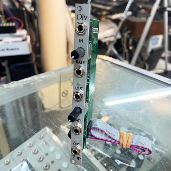 2hp Div / クロックディバイダー 2hp Div / クロックディバイダー 2hp - Div モジュラーシンセ