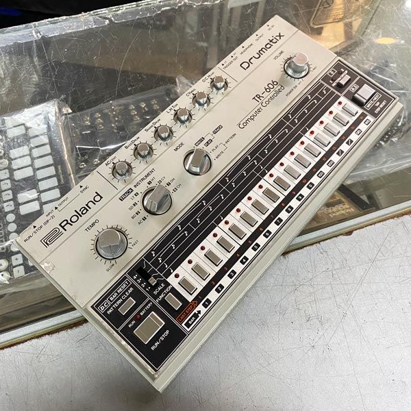 ROLAND TR-606