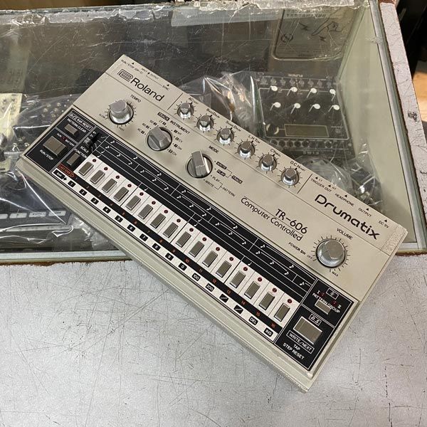 ROLAND TR-606