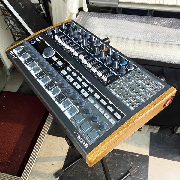 Arturia Minibrute 2 - 25 Key Mono Synthesizer W/Patch Bay