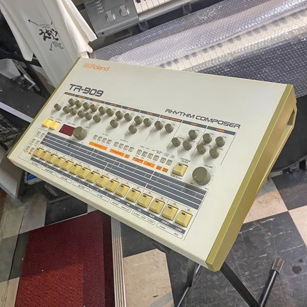 ROLAND TR-909