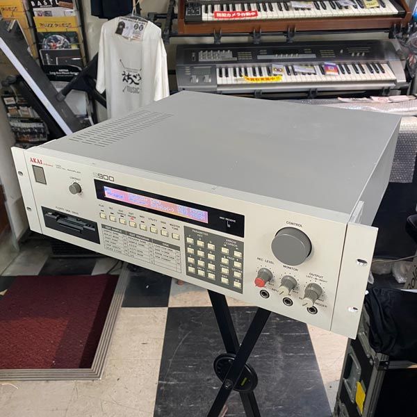 AKAI S900