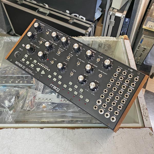 【即決可】MOOG Mother 32(送料込・デッキセイバー付) moog mother-32 & デッキセイバー