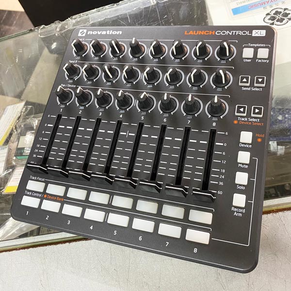 【中古】Novation Launch Control midi コントローラー novationのMIDIコントローラー「Launch Control」のご紹介です。