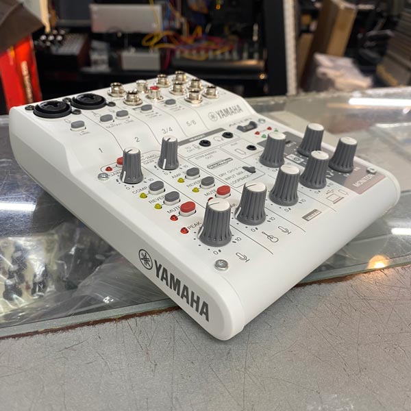 YAMAHA AG06 本体のみ Yamaha AG06 6-Channel Mixer / 2 Microphone, White : Amazon.ca