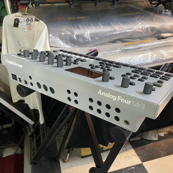 Elektron analog Four シンセサイザー 本体 Elektron Analog Four 4 Voice Analog Synthesizer – Alto Music
