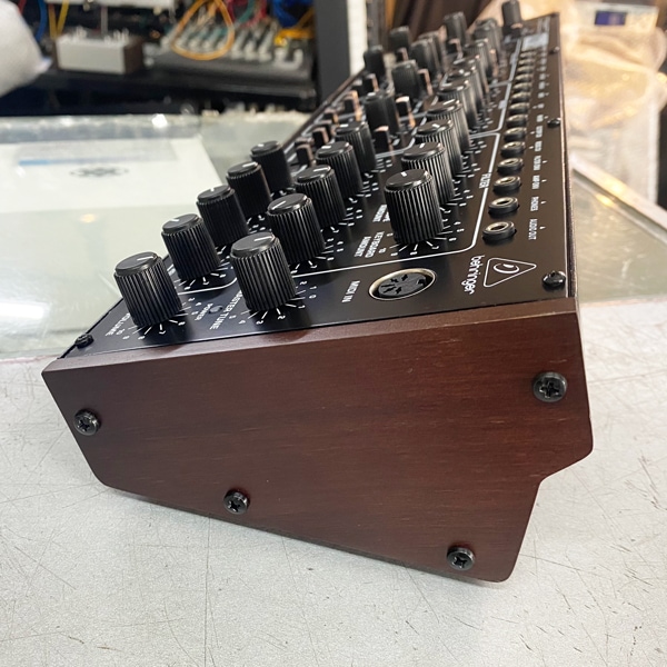 BEHRINGER　PRO-1 ユーロラック形式のアナログシンセサイザー BEHRINGER PRO-1 デスクトップ アナログシンセサイザー 送料無料