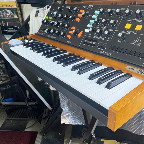 【最安値】Behringer POLY D アナログシンセ（美品・付属品完備） BehringerのシンセサイザーPOLY Dをご紹介いたします。