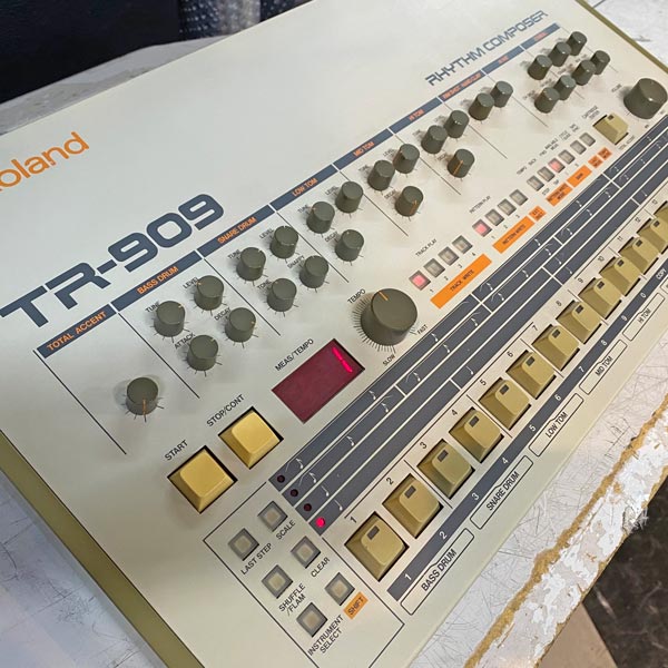 ROLAND TR-909 後期型 | 中古新入荷商品 | | えちごやミュージック ROLAND TR-909 後期型 | 中古新入荷商品 | | えちごやミュージック