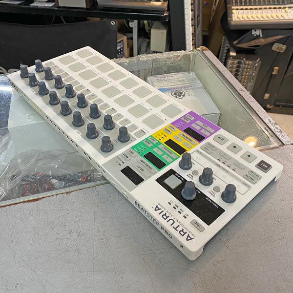 【未使用】ARTURIA BEATSTEP PRO シーケンサー Arturia Beatstep Pro Controller and Sequencer – DJ TechTools