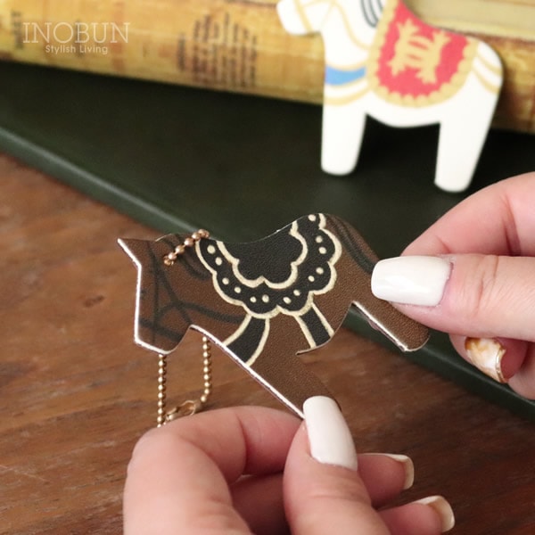 HIRAMEKI レザーオーナメント キーホルダー 牛革 ダーラナホース ブラウン プレゼント