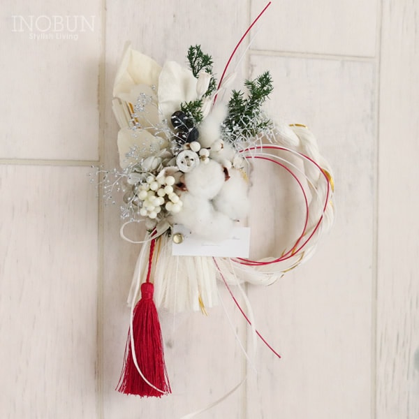 Happy new year 2025 紅白の木の実と五葉松のお正月飾り Happy new year 2025 紅白の木の実と五葉松のお正月飾り