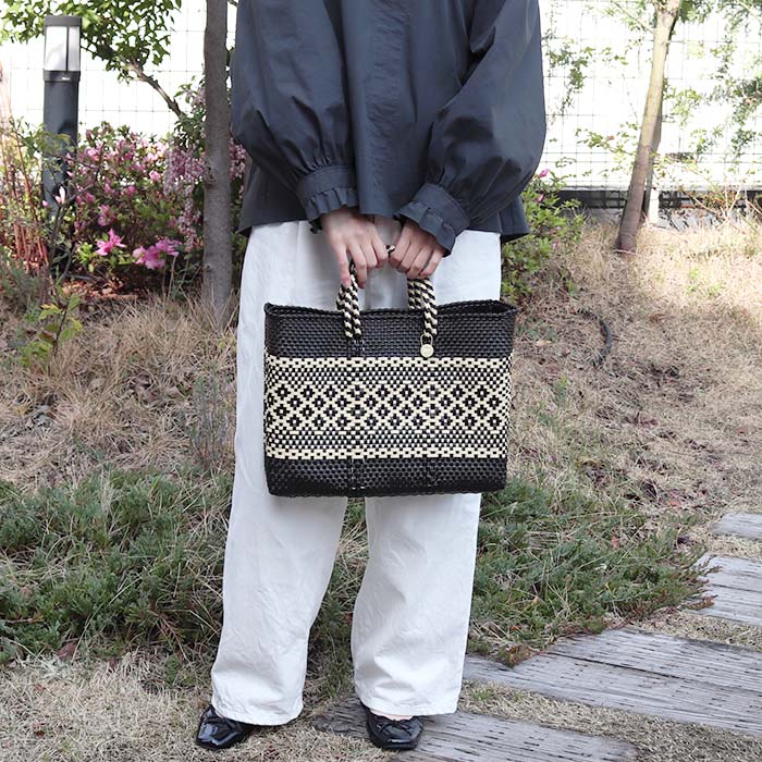 レトラ メルカドバッグ 黒 M タッセル付き メルカドバッグと”レディ”な気分の楽しみ方 | Letra｜レトラ公式通販