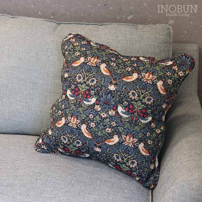 限定価格 キルト クッションカバー ストロベリーシーフ 45 × 45cm ネイビー いちご泥棒 花柄 キルトのある暮らし