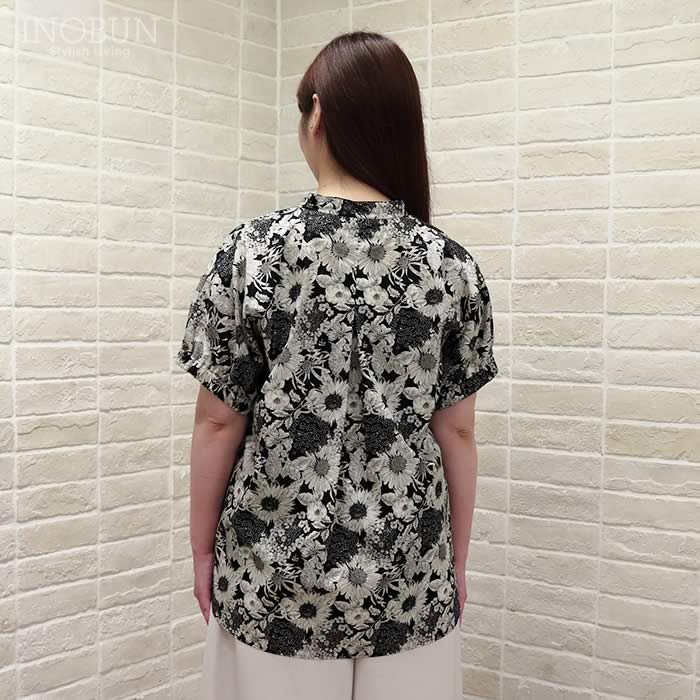 Parkes リバティ花柄 半袖ブラウス Parkes - スタンドフリル リバティ柄半袖ブラウス（リバティ