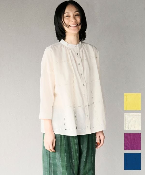 四角のなかのタイルのようなシフリー刺繍ギャザーブラウス｜KANKAN
