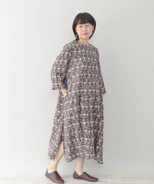 30%OFF】綿麻レーヨン多忙なフラミンゴさんダブプリントワンピース