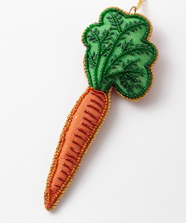 ザリ刺繍 ニンジン バッグチャーム（キーホルダー） M21-2902｜KANKAN