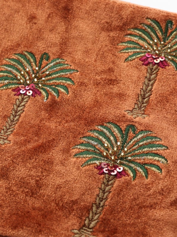 50％OFF】ベロア刺繍ポーチL（3カラー） M42-2030｜KANKAN
