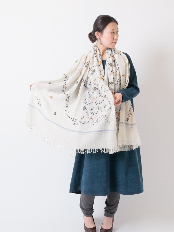 スカーフ カシミールショール 大判 花柄 手刺繍 手織り カシミヤ 40%OFF】各色1点限り/ローカディ 大判カシミール花柄マシン刺繍