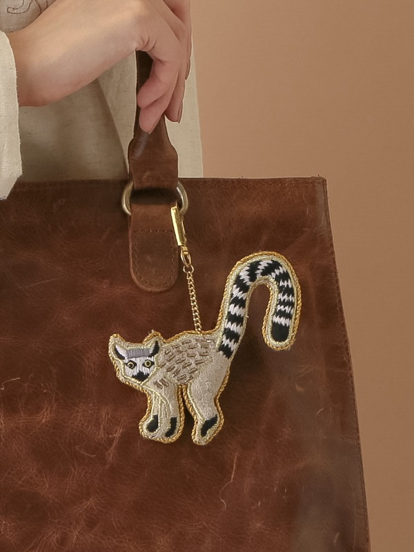 ザリ刺繍キーホルダー （ワオキツネザル) M21-0947｜KANKAN