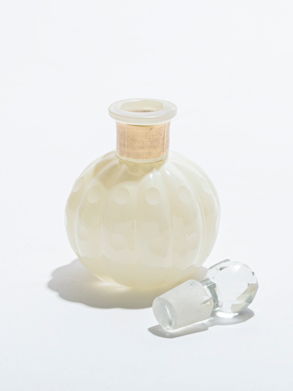 ガラスの不思議なかたちの香水瓶 ガラスの不思議なかたちの香水瓶