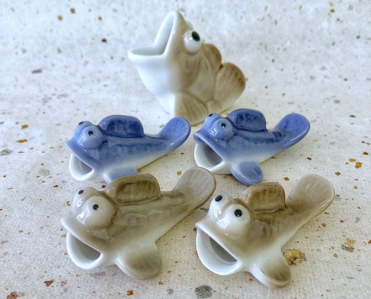 【有田焼】むつごろう楊枝立て(茶) + むつごろう箸置き４つセット