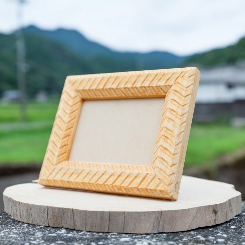 時を刻む桧の温もり-精巧な彫刻模様フォトフレームL版サイズ- [夢木香]