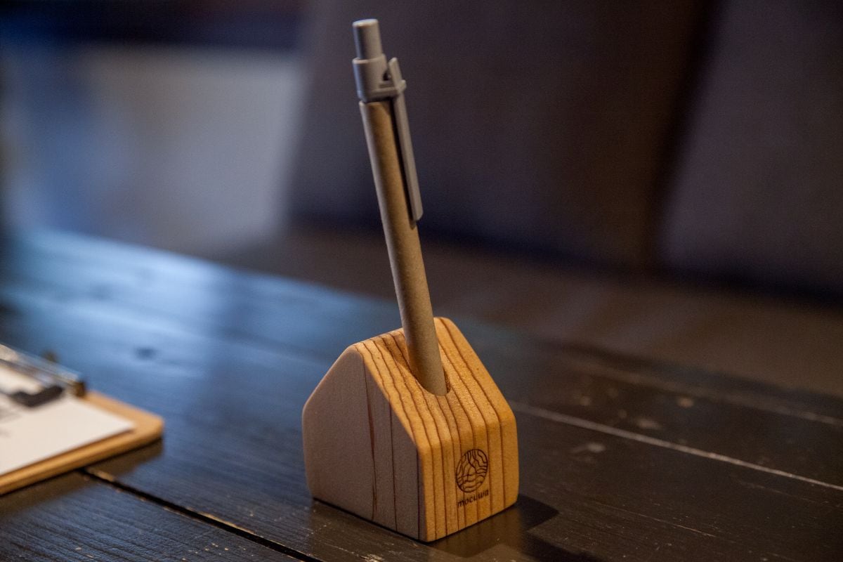 手のひらに宿る小さな家-杉のぬくもりペン立て- [夢木香]