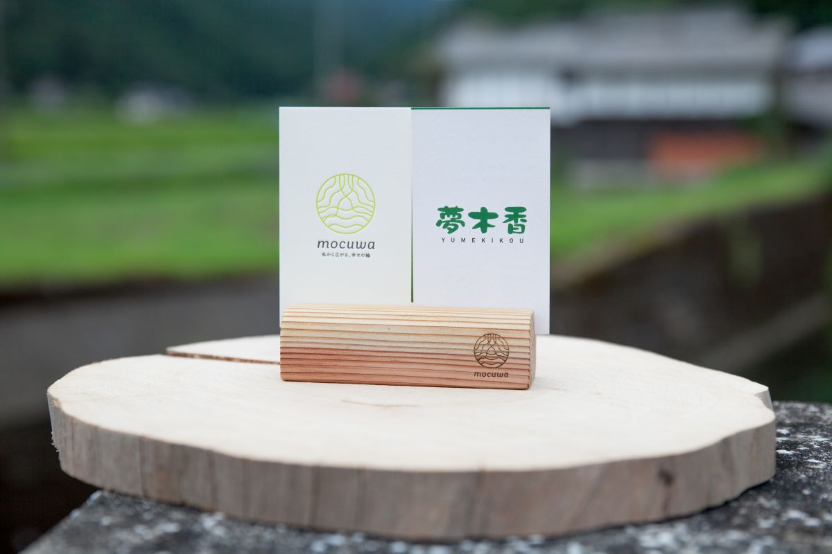 木のぬくもりと共に-名刺アーチスタンド- [夢木香]