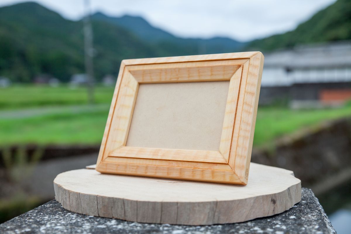 時を刻む桧の温もり-伝統のなぐり加工フォトフレームL版サイズ- [夢木香]