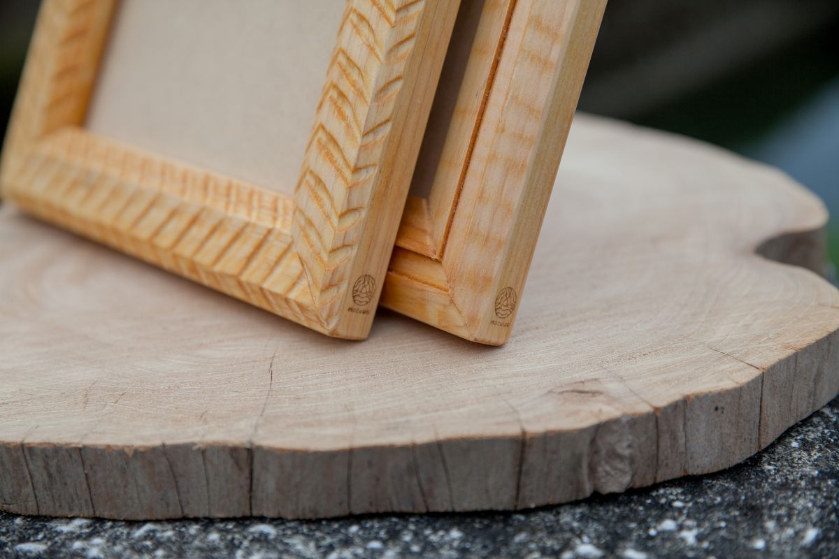 時を刻む桧の温もり-伝統のなぐり加工フォトフレームL版サイズ- [夢木香]