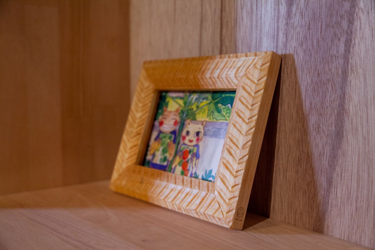 時を刻む桧の温もり-精巧な彫刻模様フォトフレームL版サイズ- [夢木香]