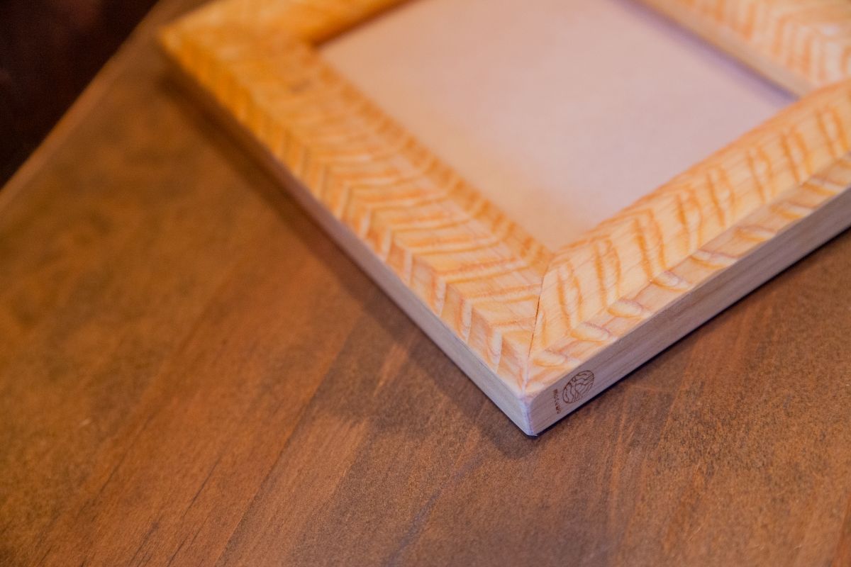 時を刻む桧の温もり-精巧な彫刻模様フォトフレームL版サイズ- [夢木香]