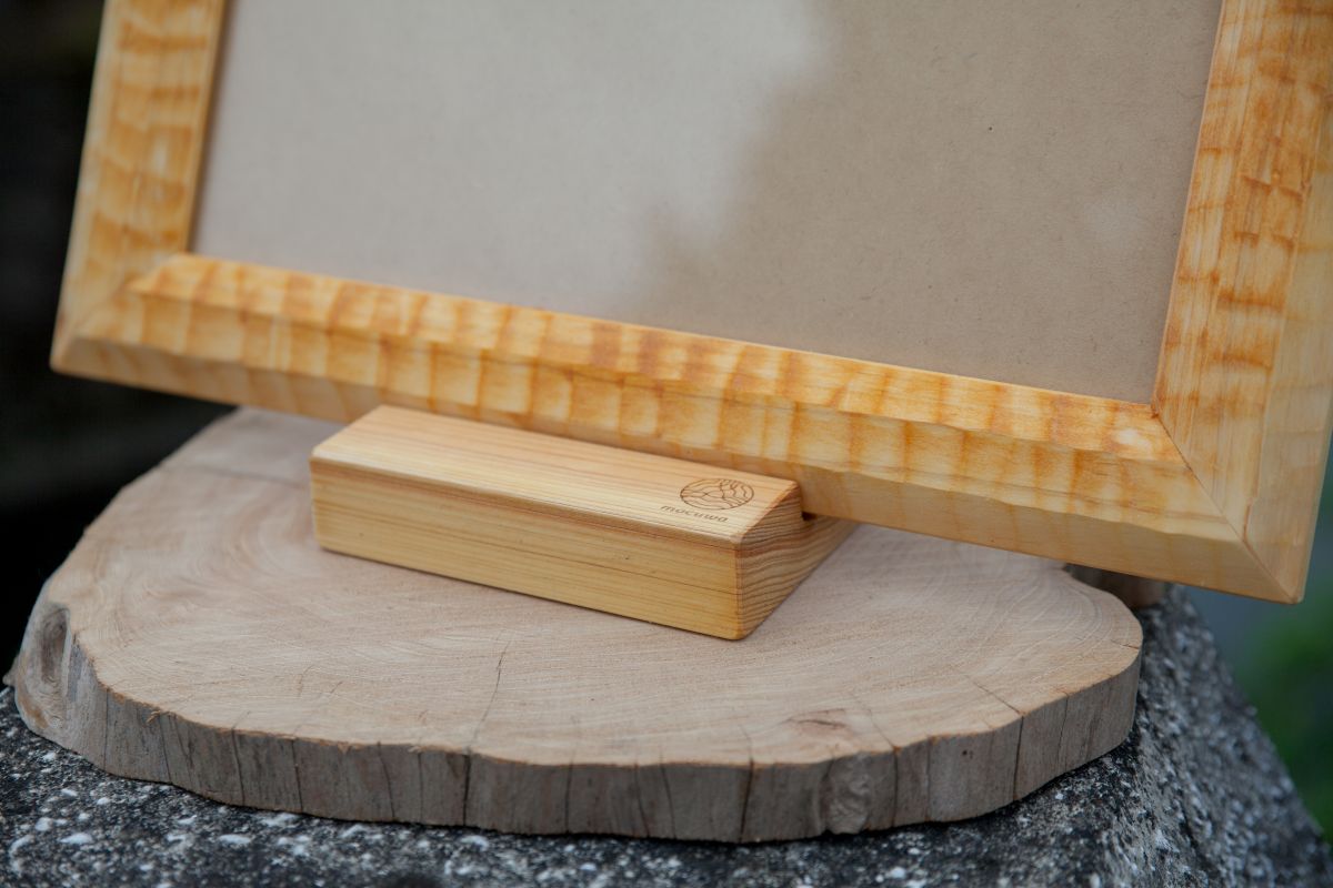 時を刻む桧の温もり-伝統のなぐり加工フォトフレーム- [夢木香]