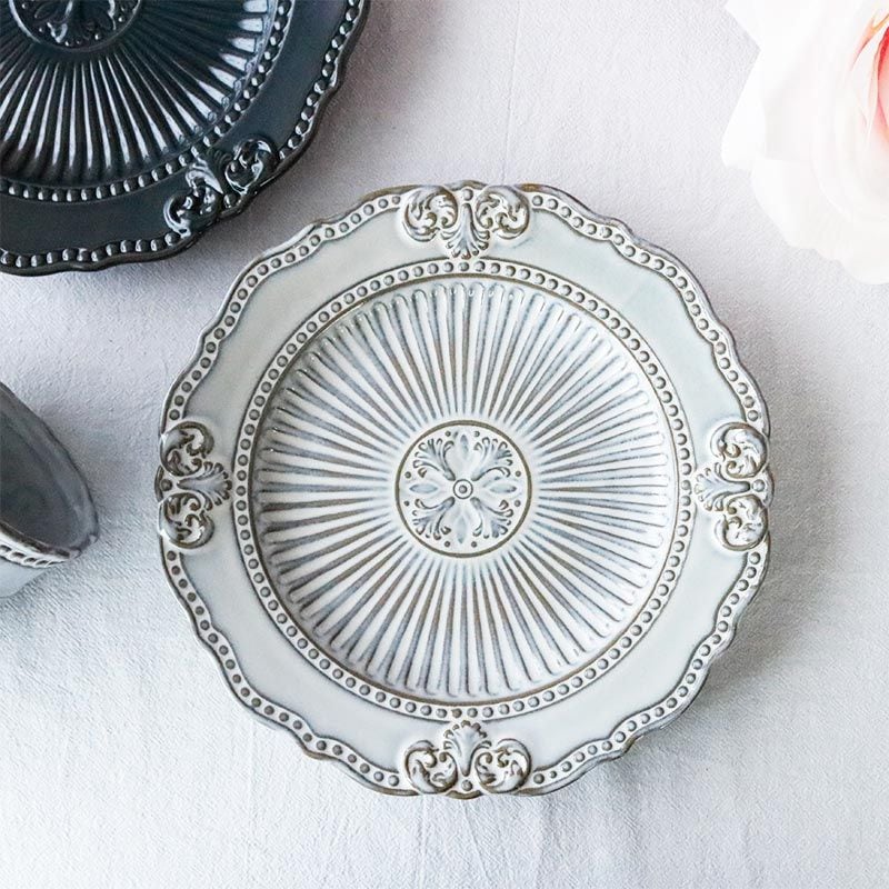 【ディアナ プレート 21cm】北欧風 アンティーク調 おしゃれ食器 高級感 クラシックデザイン 陶器製 ケーキ皿 サラダ皿 レリーフ模様 カフェ風テーブルウェア