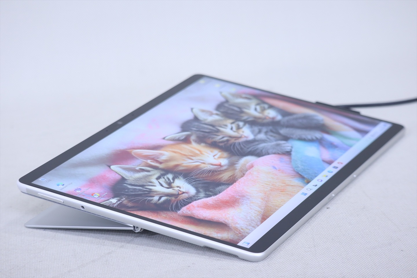 SurfacePro8 Core i5-1145G7 SSD ピンクの猫 即配 美品 2021年快速モデル 11世代Corei5 Surface Pro8 LTE i5-1145G7