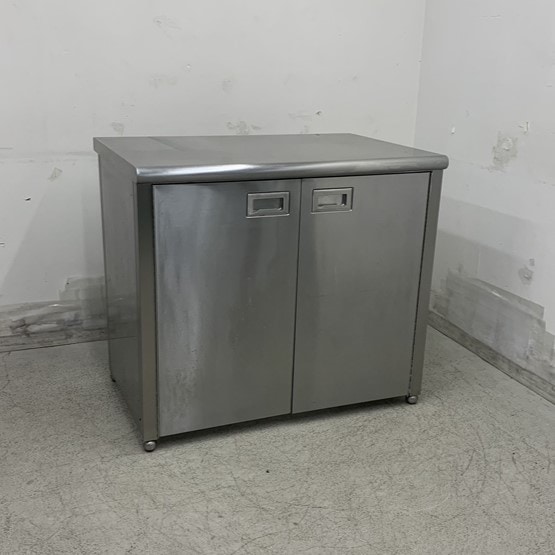 中古】 A08392 作業台 扉付き ステンレス 作業テーブル 3方枠 W900 x