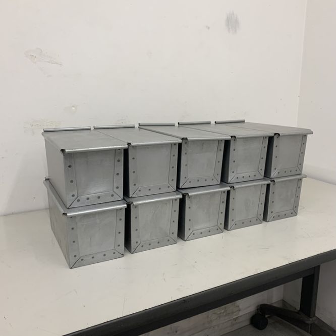 食パン２斤型　蓋付き　１０セット 中古】 A08872 食パン型 穴明(フタ付) 2斤型 10個入り W267 x D133 x