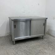 中古】 A09563 調理台 ステンレス 扉付き作業テーブル W1100 x D600 x