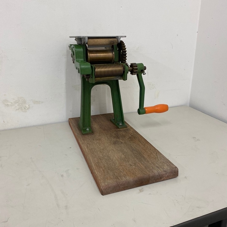 小野式製麺機1号型 片刃 緑色 金属製 木製台座付き 部品取り レトロ 即日発送 小野式製麺機1型 片刃 2 2mm レストア品｜Yahoo!フリマ（旧