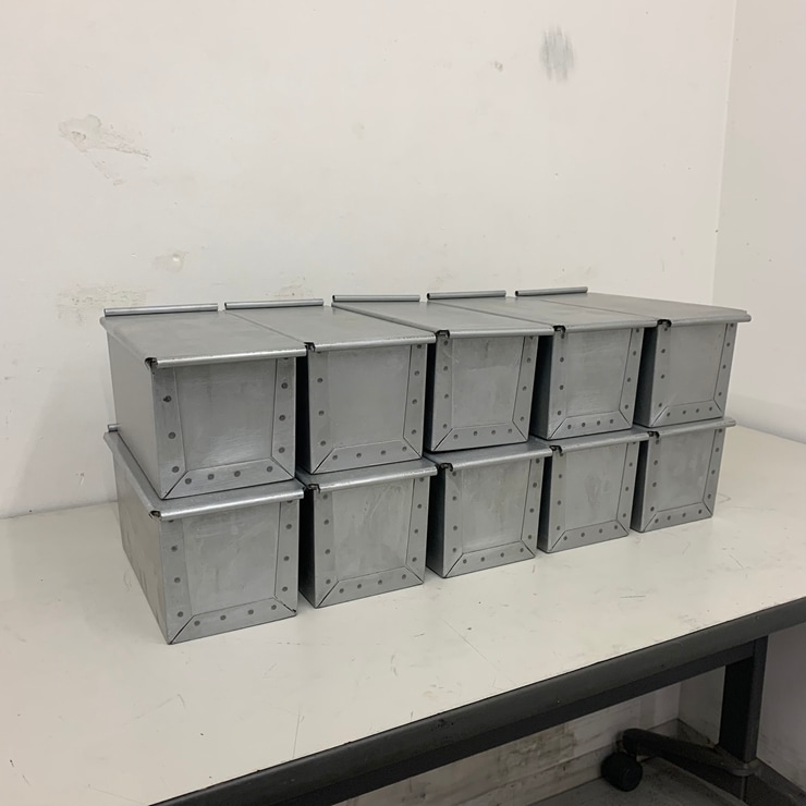 中古】 A08872 食パン型 穴明(フタ付) 2斤型 10個入り W267 x D133 x